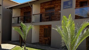 Un bâtiment avec une enseigne indiquant « POUSADA IMPÉRIO », des balcons et une façade en briques.