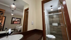 Deluxe vierpersoonskamer | Badkamer