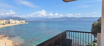 T3 air-conditioned balcony, beaches, free parking and shops at the foot of the building