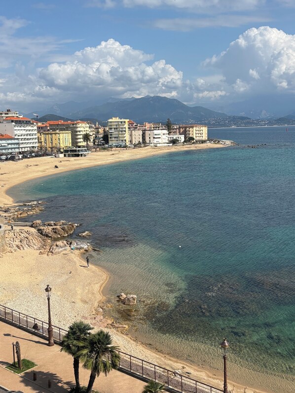 Beach - Air-conditioned T3 Sea view, beaches, free parking and shops at the foot of the building (Ajaccio)