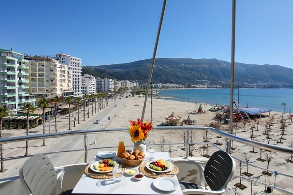 Familienapartment, Mehrere Schlafzimmer, Meerseite (Holiday Apartment Central & Sea View) | Speisen im Freien