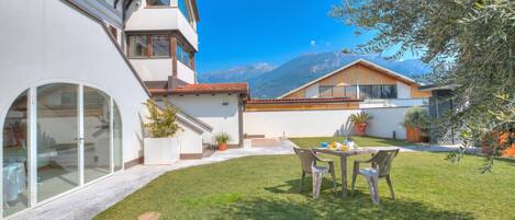 Familienapartment, Mehrere Schlafzimmer, Seeseite (Torbole Lake Front) | Speisen im Freien