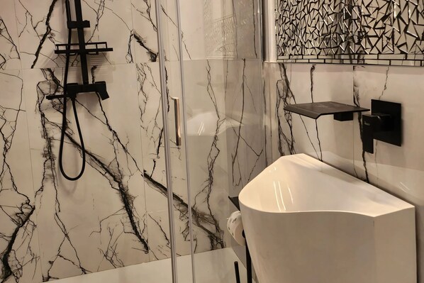 Standard Studio, Mountain View (Apt Suite 125 shared pool & sun) | Bathroom - Apt Suite 125 Shared Pool & sun Terrace (Gardone Riviera)