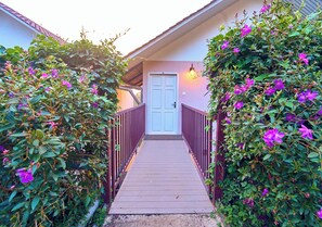 Suite, balcone, vista montagna | Postazione laptop, Wi-Fi gratuito, lenzuola