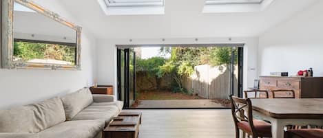 Apartment, 2 Bedrooms | Living room