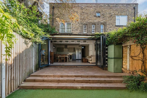 Charming Victorian Flat With Private Garden in Shepherd's Bush
