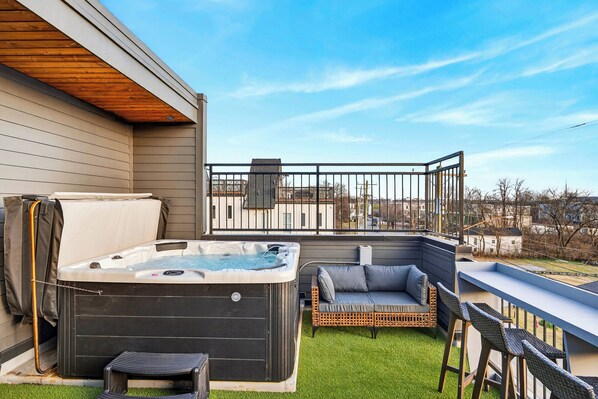 Outdoor spa tub - Two Stylish Homes + Hot Tub + Rooftop Lounge + Skyline Views + Near Broadway (Nashville)