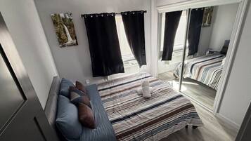 2 soverom, skrivebord, strykejern/-brett og reiseseng for barn