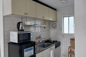 Kühlschrank, Mikrowelle, Herdplatte, Kochgeschirr/Geschirr/Besteck