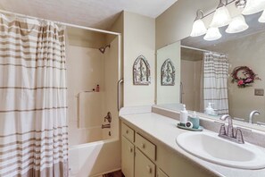 Hair dryer, towels - Gassville Group Getaway! Dog-Friendly Home + Yard (Gassville)