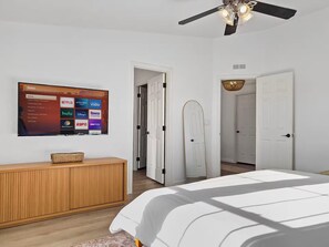 Iron/ironing board, WiFi, bed sheets - Leaning Joshua Desert Retreat - Stargazing Deck + Fire Pit + Cowboy Pool (Joshua Tree)