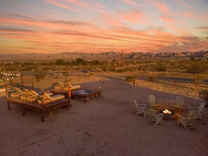 Property grounds - Leaning Joshua Desert Retreat - Stargazing Deck + Fire Pit + Cowboy Pool (Joshua Tree)