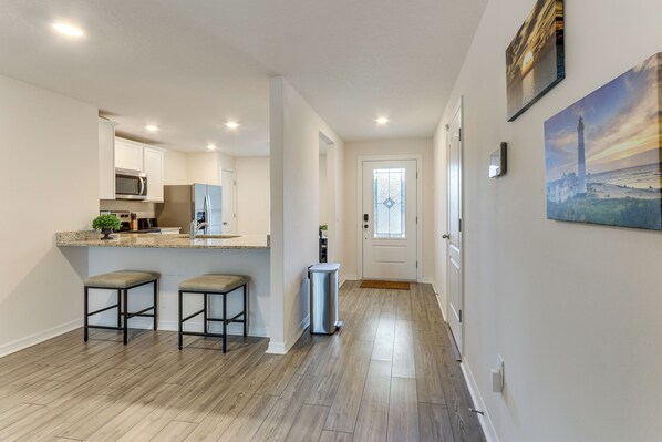 Fridge, microwave, stovetop, dishwasher - Sleek + Convenient Palm Bay Stay: Bring Your Pet! (Palm Bay)