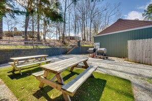 Outdoor dining - Lake Keowee Gem! Close to Clemson & Hiking Trails (Seneca)