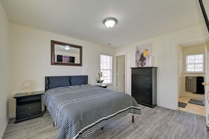 Room - 5 Mi to Uptown Charlotte! Family Retreat w/ Yard (Charlotte)