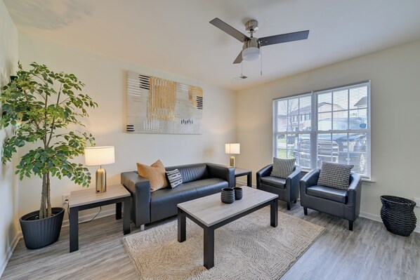 Living area - 5 Mi to Uptown Charlotte! Family Retreat w/ Yard (Charlotte)