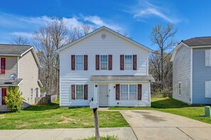 Exterior - 5 Mi to Uptown Charlotte! Family Retreat w/ Yard (Charlotte)