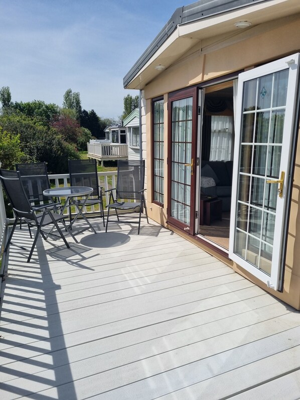 Outdoor dining - 2-bed modern caravan with patio doors onto full veranda (Burgh le Marsh)