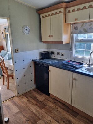Private kitchen - 2-bed modern caravan with patio doors onto full veranda (Burgh le Marsh)