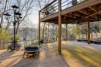 1/2 Mi to State Park! Riverfront Ozarks Retreat