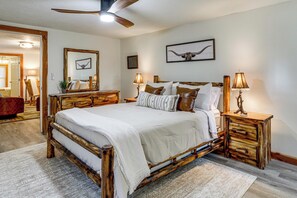 2 bedrooms, internet, bed sheets - 1/2 Mi to State Park! Riverfront Ozarks Retreat (Mammoth Spring)