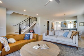 Living area - Groups Welcome, Stroll to Shore: Garden City Gem (Garden City)
