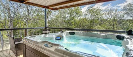Outdoor spa tub