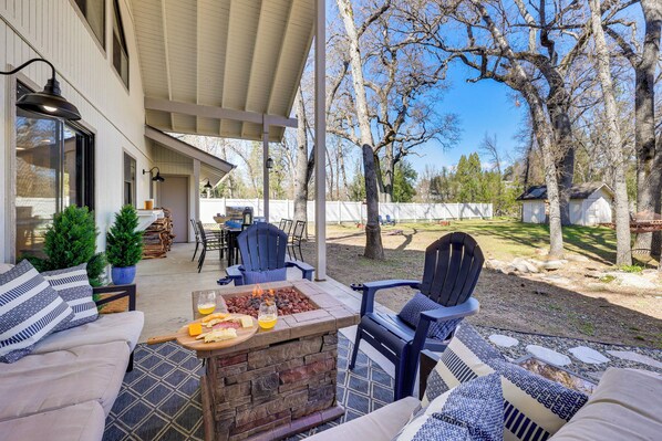 Outdoor dining - Creekside Nature Retreat Near Yosemite Nat’l Park! (Oakhurst)