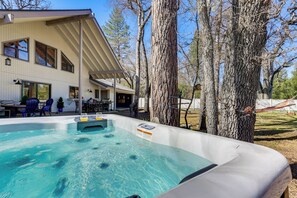 Outdoor spa tub - Creekside Nature Retreat Near Yosemite Nat’l Park! (Oakhurst)