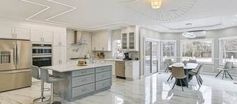 Coastal Bayshore 'President's Mansion' w/ Hot Tub