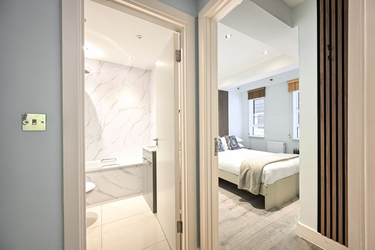 1 chambre, fer et planche à repasser