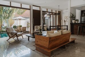 Villa, balcon, vue sur la piscine | Intérieur