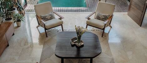 ヴィラ バルコニー プールビュー | リビング エリア