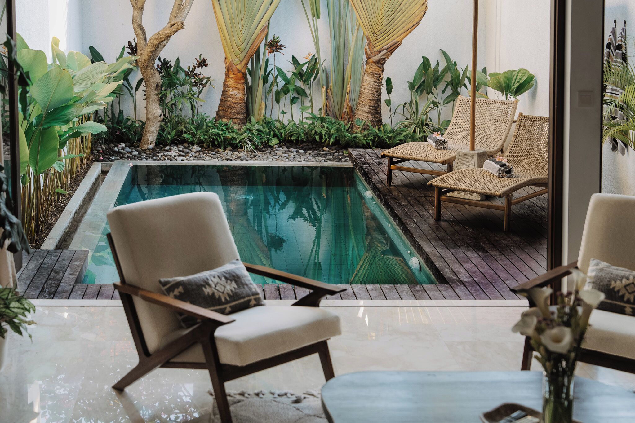 Vil·la, balcó, vistes a la piscina | Sala d'estar