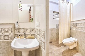 Standard Double Room | Bathroom | Shower, free toiletries, towels - Treebo Three Street Inn (Bangalore)