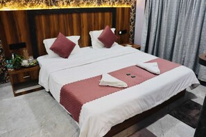 Deluxe Room, Valley View | Bathroom | Shower, rainfall showerhead, eco-friendly toiletries, towels - Vista Hill (Mukavale)