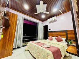 Basic Room | Premium bedding, WiFi (free), bed sheets