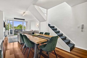 Dining - Bright Apartment Near St Kilda Beachfront (Saint Kilda West)