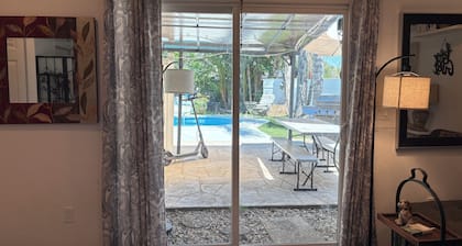 Swim and Stay in a Sweet Serene Studio - Tarzana in âThe Valleyâ