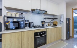 Microwave, oven, stovetop - Skypiea Loft - Modern 1BR near Junction Mall with WiFi, Pool, Gym & Backup Power (Nairobi)
