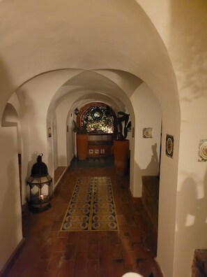 Interior - Central apartment in historic Villa in the Heart of Anacapri with swimming pool. (Anacapri)