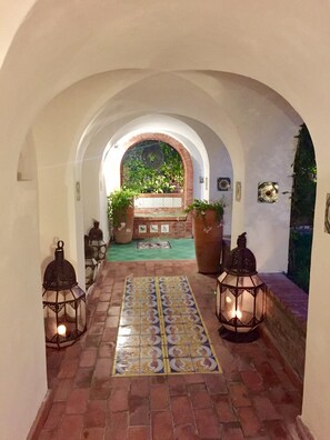 Property grounds - Central apartment in historic Villa in the Heart of Anacapri with swimming pool. (Anacapri)