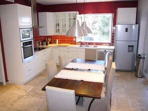 Private kitchen - Large villa with exceptional sea view, private pool and tennis access (Hyères)