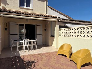 Outdoor dining - La Brise de Valras – Air-Conditioned House (Valras-Plage)