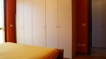 Ein Schlafzimmer mit einem Bett, einem Kleiderschrank und einer Tür.