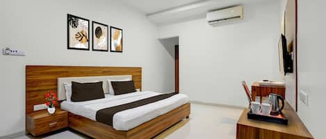 1 bedroom, desk, bed sheets