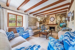 Fireplace, table tennis - Holiday Home ‘Finca Rafalet’ with Pool, Wi-Fi, Air Conditioning & Garden (Illes Balears)