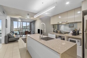 Fridge, microwave, oven, stovetop - Stylish Apartment with Balcony and Pool (Hamilton)