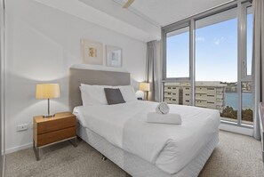 2 bedrooms, iron/ironing board, Internet, bed sheets - Stylish Apartment with Balcony and Pool (Hamilton)