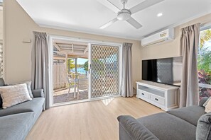 Smart TV - Family Friendly 2 Bed Flat with Balcony (Mooloolaba)